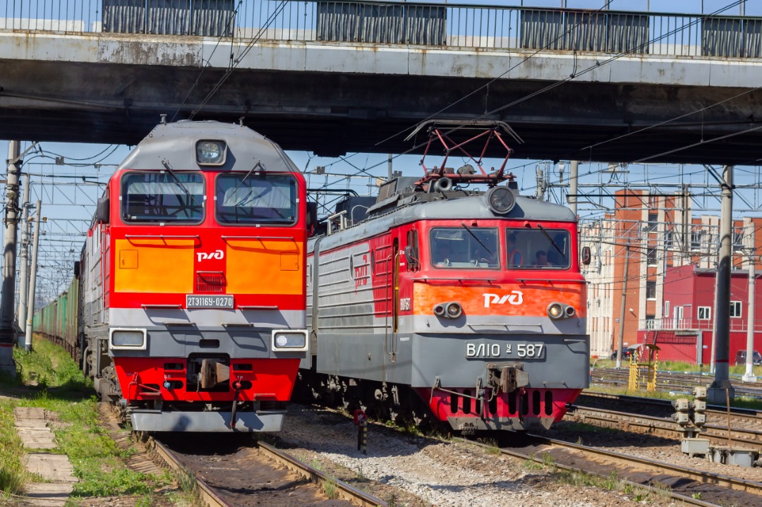 CHS200-011 on Train Siding: Diesel locomotive 2TE116U-0270 and electric locomotive VL10U-587 are waiting for departure with freight trains at Avtovo station,
St....