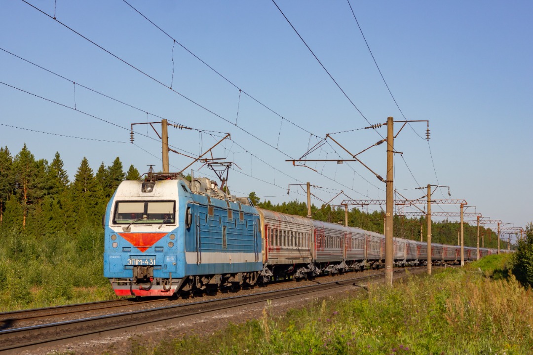 CHS200-011 on Train Siding: Electric locomotive EP1M-431 transports old passenger cars to a repair plant. Prosnitsa station, Kirov region