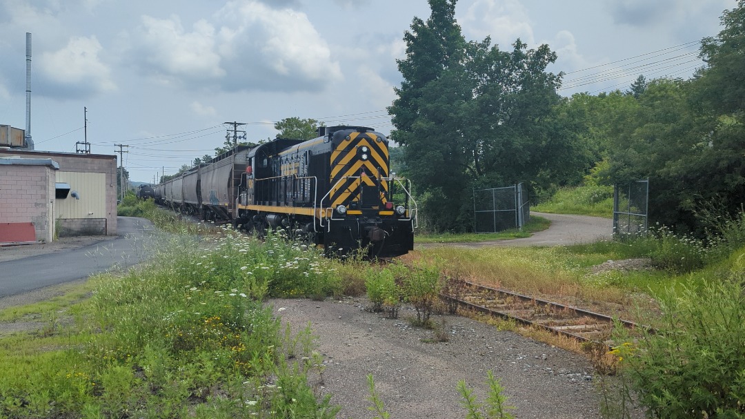 CaptnRetro on Train Siding: Arcade & Attica's new-to-them RS3m. Aquired from WNYP, this engine has taken over freight duties for the shortline starting
last week. This...