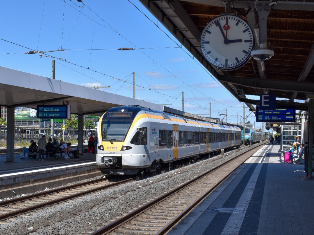 NL Rail on Train Siding: Eurobahn Flirt ET 5.23 staat klaar op station Bielefeld Hbf als RB 89 naar Hamm en daarna door als RB 69 naar Münster Hbf.