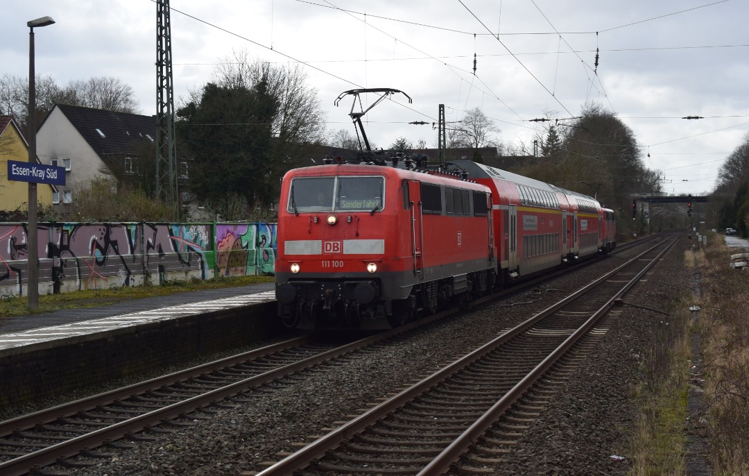 NL Rail on Train Siding: Centralbahn loc 111 100 komt met twee Dosto rijtuigen en loc 111 194 door station Essen-Kray Süd gereden als RE 11 naar
Kassel-Wilhelmshöhe.