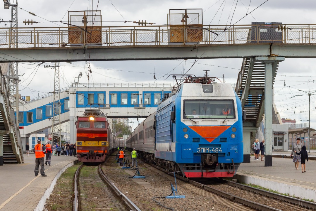 CHS200-011 on Train Siding: electric locomotives ChS4T-293 and EP1M-494 at Kirov station with long-distance passenger trains