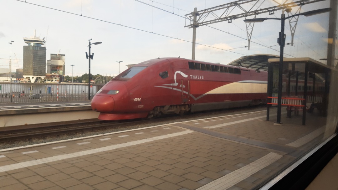Arthur de Vries on Train Siding: This Thalys from Amsterdam to Paris was just coming into the station as my train was leaving.