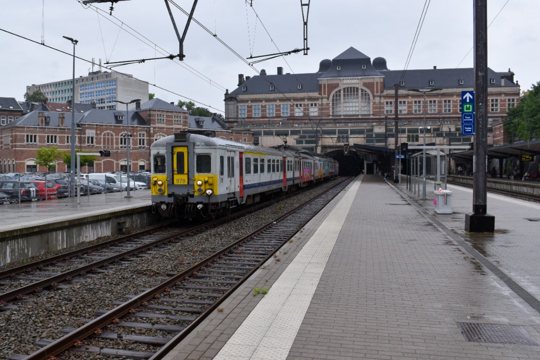 NL Rail on Train Siding: Op een regenachige 8 juni 2022 staan NMBS Klassieke motorstellen 979 en 731 klaar op station Verviers-Centraal als S41 naar Luik
Sint-Lambertus.