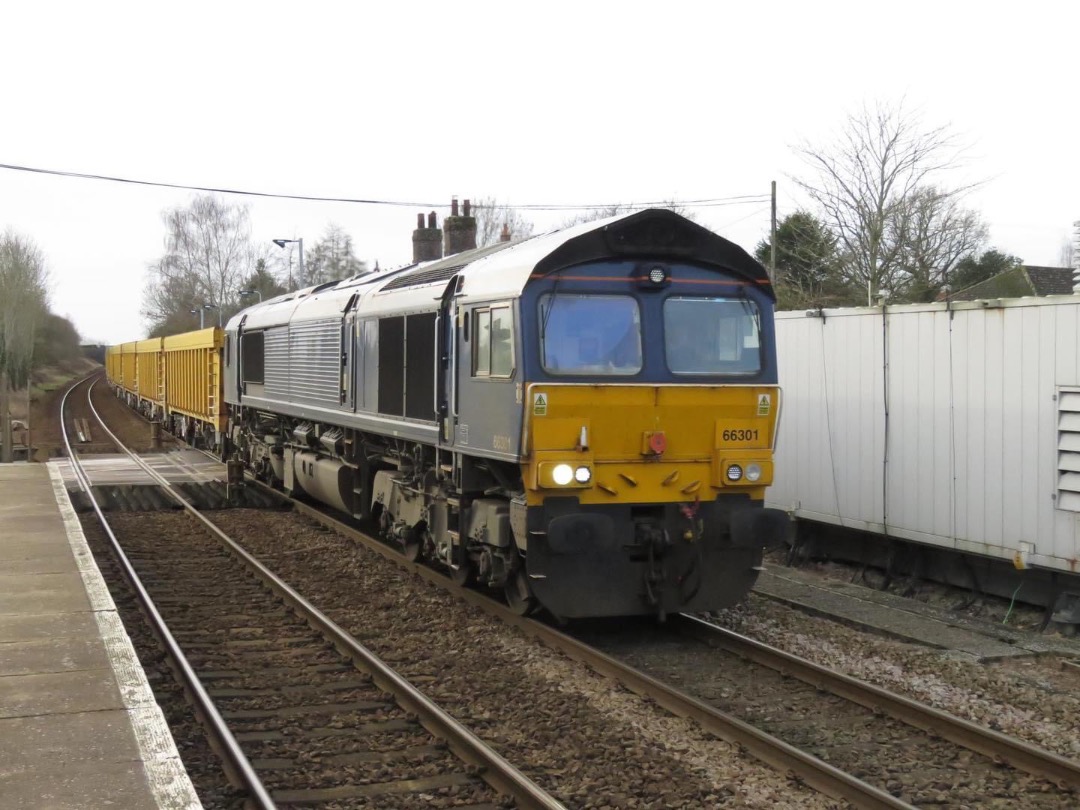Inter City Railway Society on Train Siding: 66301 at Spooner Row with the 6P52 12:13 Whitemoor Yard LDC GBRF to Lowestoft reception sidings with empty boxes