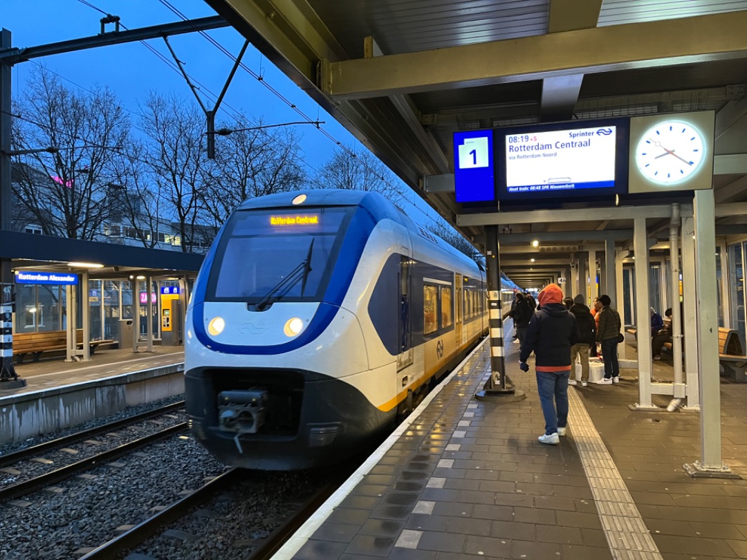 Joran on Train Siding: Die 4 Sprinter Lighttrains reden links in plaats van rechts in Rotterdam Alexander. Vast vanwege de werkzaamheden in Gouda.