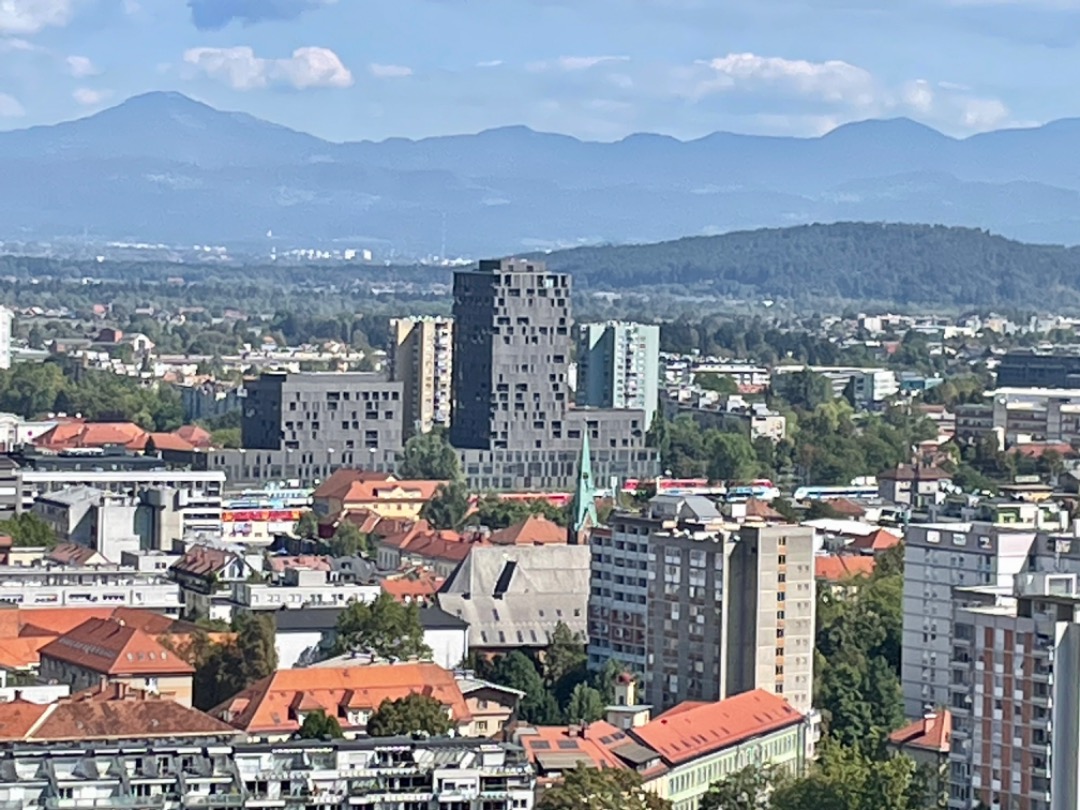 Esther GEliefde on Train Siding: Zoekplaatje in Ljubljana (mooi ze zo te spotten in het prachtige uitzicht over Ljubljana!).