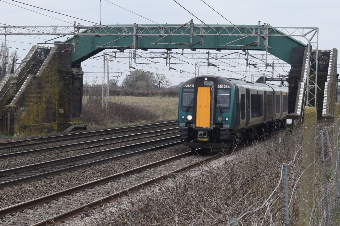 Hardley Distant on Train Siding: CURRENT: 350234 passes Chorlton just South of Crewe Basford Hall today with the 1U32 13:12 Crewe to London Euston (West
Midlands...