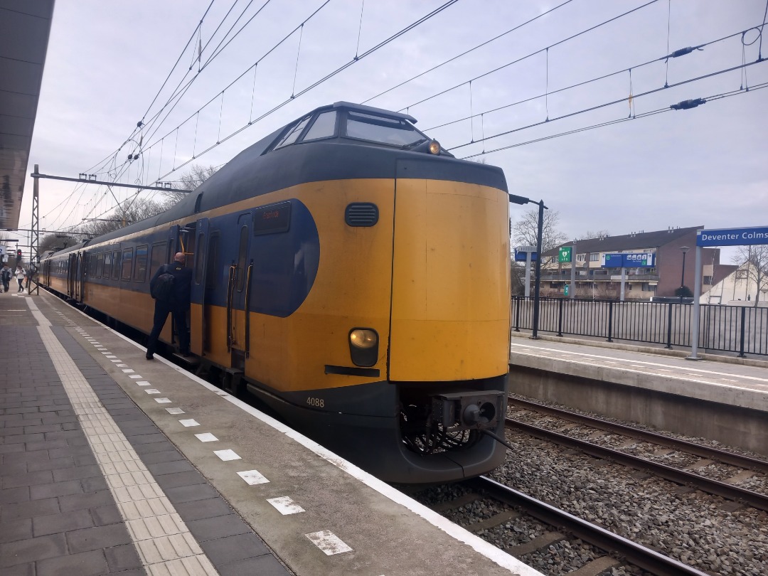 DutchTrainspotter on Train Siding: Door werkzaamheden tussen Apeldoorn en Deventer eindigden de Intercity's vanuit Enschede in Deventer en maakten een
extra tussenstop...