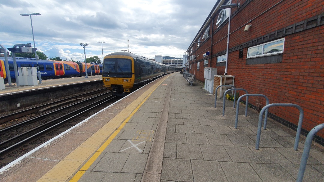 Alex Etchells on Train Siding: Southwestern units at Fratton today 29/05/2022 with a couple of GWR AND FGW 166s joining in on the fun #trainspotting #train
#electric...