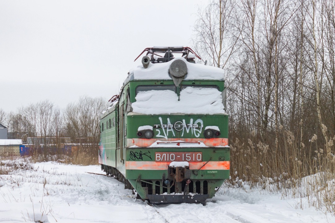 Vladislav on Train Siding: "In the last way.." the electric locomotive VL10-1510 is waiting in line for cutting on the access roads of the Izhora
station