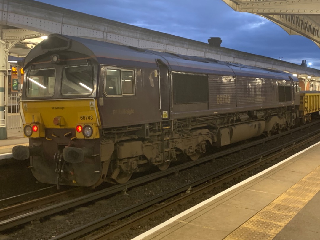 Mista Matthews on Train Siding: GBRf 66743 in Belmond Royal Scotsman livery brings up the rear of 6G11 entering engineering possession at Purley.