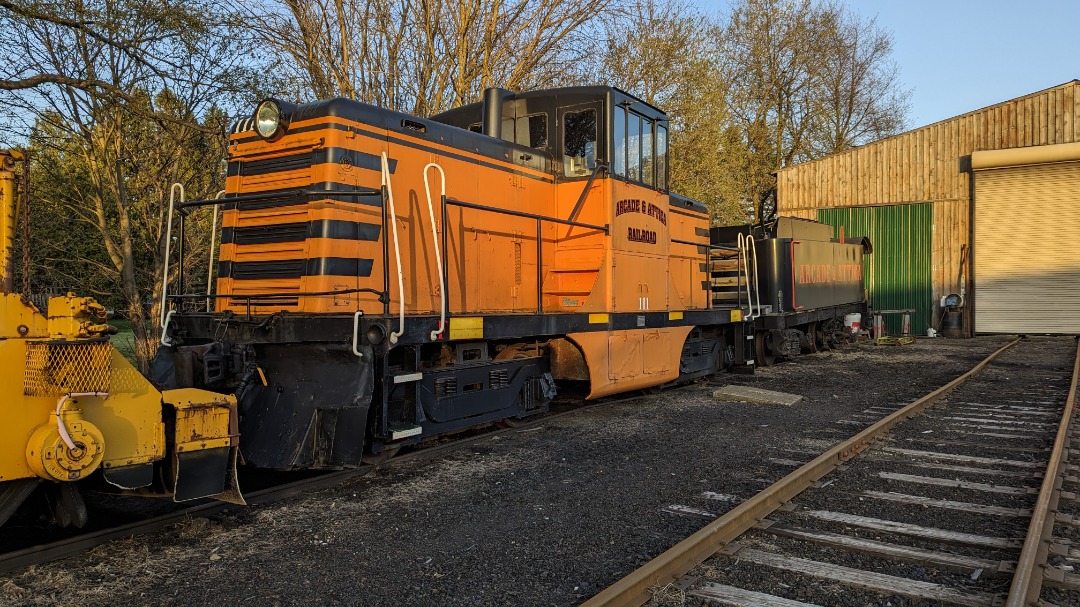 CaptnRetro on Train Siding: Arcade & Attica #111, stored out of service. This GE-44 tonner was the second one aquired by A&A, back in 1947. It was
repainted in 2017 to...