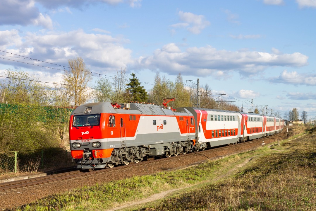 Vladislav on Train Siding: the new electric locomotives of our depot are already in service. electric locomotive EP2K-463 with a double-decker passenger train
Moscow -...