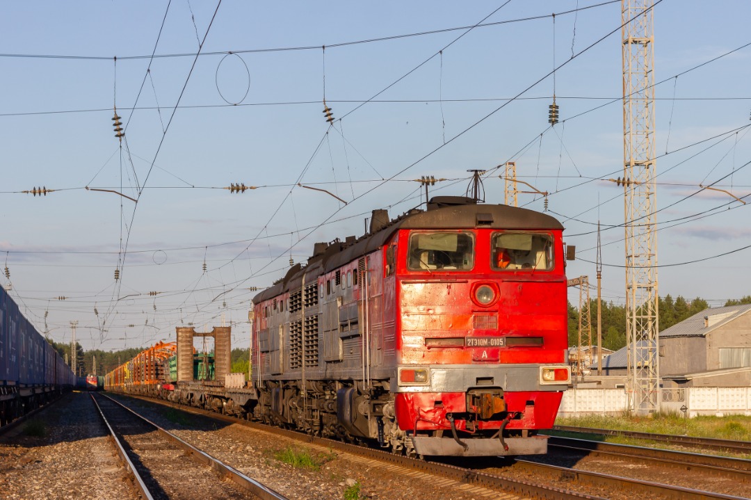 CHS200-011 on Train Siding: Diesel locomotive 3TE10M (Disbanded to two sections and renumbered 2TE10И) stands with a utility train at the Bumkombinat station
passing...