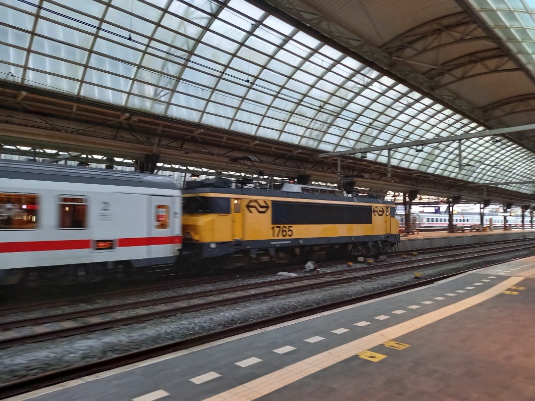 Stephen Hunter on Train Siding: An #NS 1700 electric locomotive on a rake of #DB #InterCity carriages at #AmsterdamCentraal