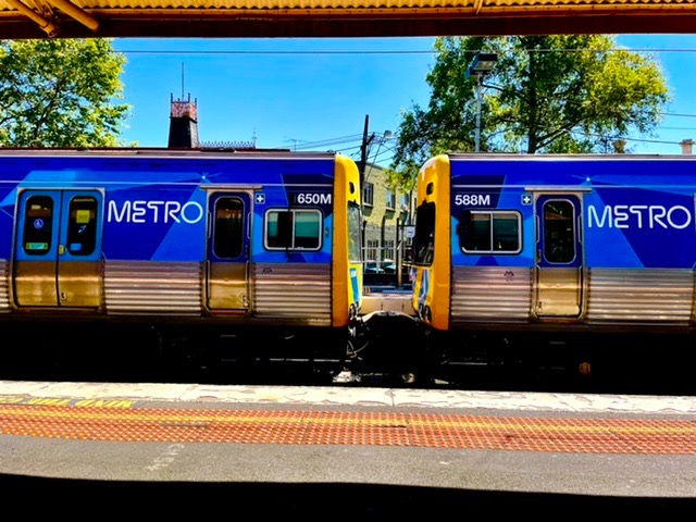 The Adventures Of United Alstom on Train Siding: Stage 3 Comeng 588M and 650M coupled together at Moonee Ponds station, heading towards Craigieburn.