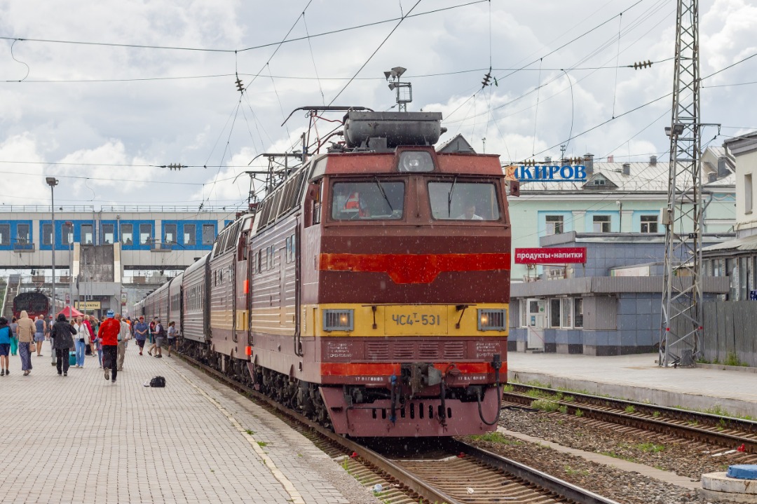 CHS200-011 on Train Siding: Electric locomotives ChS4T-531 and ChS4T-399 at the Kirov station with the Moscow - Abakan train.