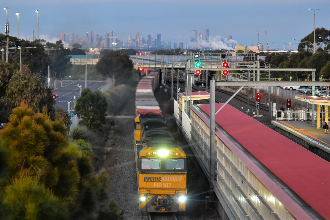 Shawn Stutsel on Train Siding: Right on Dusk, Pacific National's NR107 and NR64 rumbles through Laverton, Melbourne with 3MA5, Intermodal Service bound for
Adelaide,...