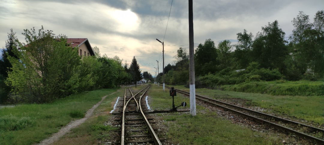 BG RAIL on Train Siding: The railway station Dobrinishte is a terminus along the narrow-guage line Septemvri- Dobrinishte with a total lenght of 125 km. and
track...
