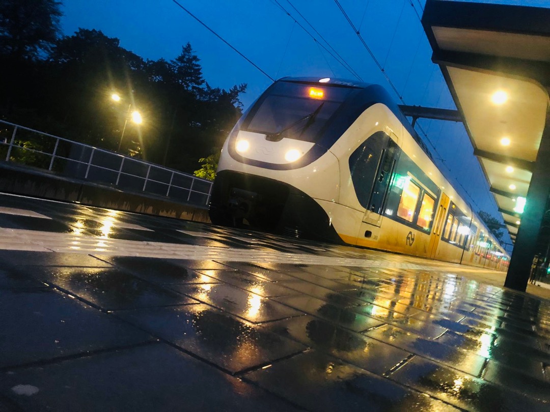 Treinspotternick on Train Siding: #Bombardier SLT naar Rhenen op een regenachtige ochtend op station Driebergen-Zeist 😃