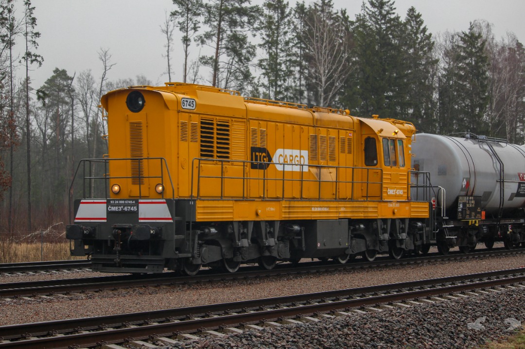 Adam L. on Train Siding: An LTG Cargo ČME3E Class Shunter, with a long string of loaded standard gauge tank cars pushes the string towards the trans-loading
facility...