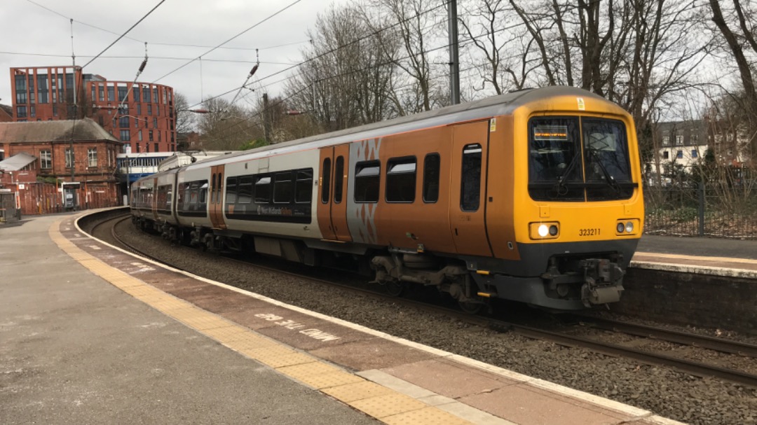 George on Train Siding: A few trains at Sutton Coldfield this afternoon, including 170502 heading to Nottingham Eastcroft transferring to EMR. Also are a few
323's. 👍