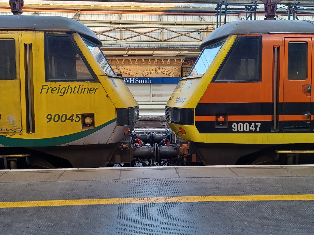 Trainnut on Train Siding: #photo #train #diesel #dmu #electric 90045 & 90047 on the early Freightliner and 170204 3 car unit ex Transport for Wales now East
Midlands....