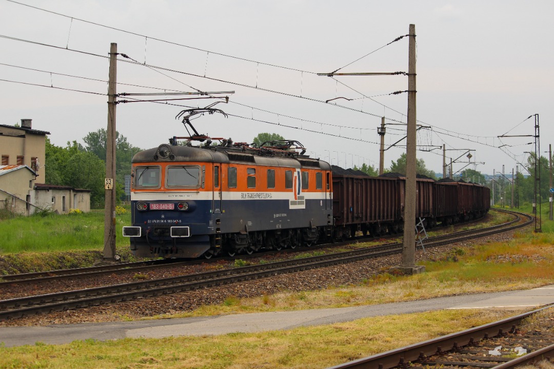 Adam L. 🇺🇦 on Train Siding: Budamar Group's 383 Class Siemens Vectron is seen departing Chałupki with a heavy and long coal train towards
Bohumín on a cloudy...
