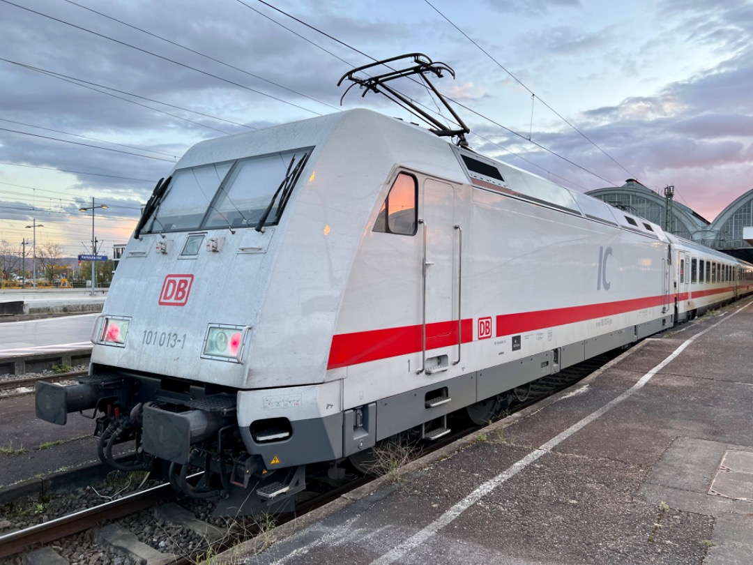 Frank Kleine on Train Siding: 101 013 in the same IC livery painting as their IC wagons this evening in Karlsruhe main station. #trainspotting #train #electric
#ic...