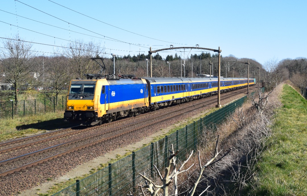 NL Rail on Train Siding: NS Traxx 186 113 komt met stam ICRmh rijtuigen langs Tilburg Reeshof als Intercity Den Haag Centraal.