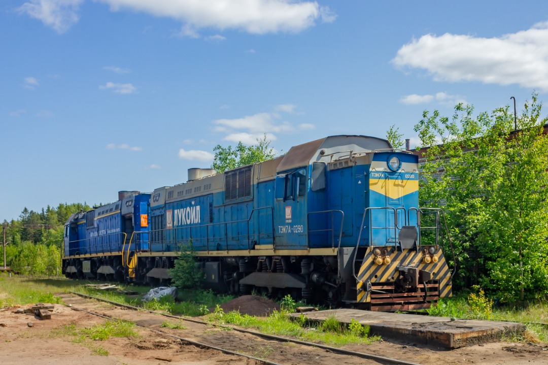 CHS200-011 on Train Siding: Shunting diesel locomotives TEM7A-0069 (Bachatsky coal mine, Kemerovo) and TEM7A-0290 (Lukoil, Kaliningrad) are awaiting repair at
the...