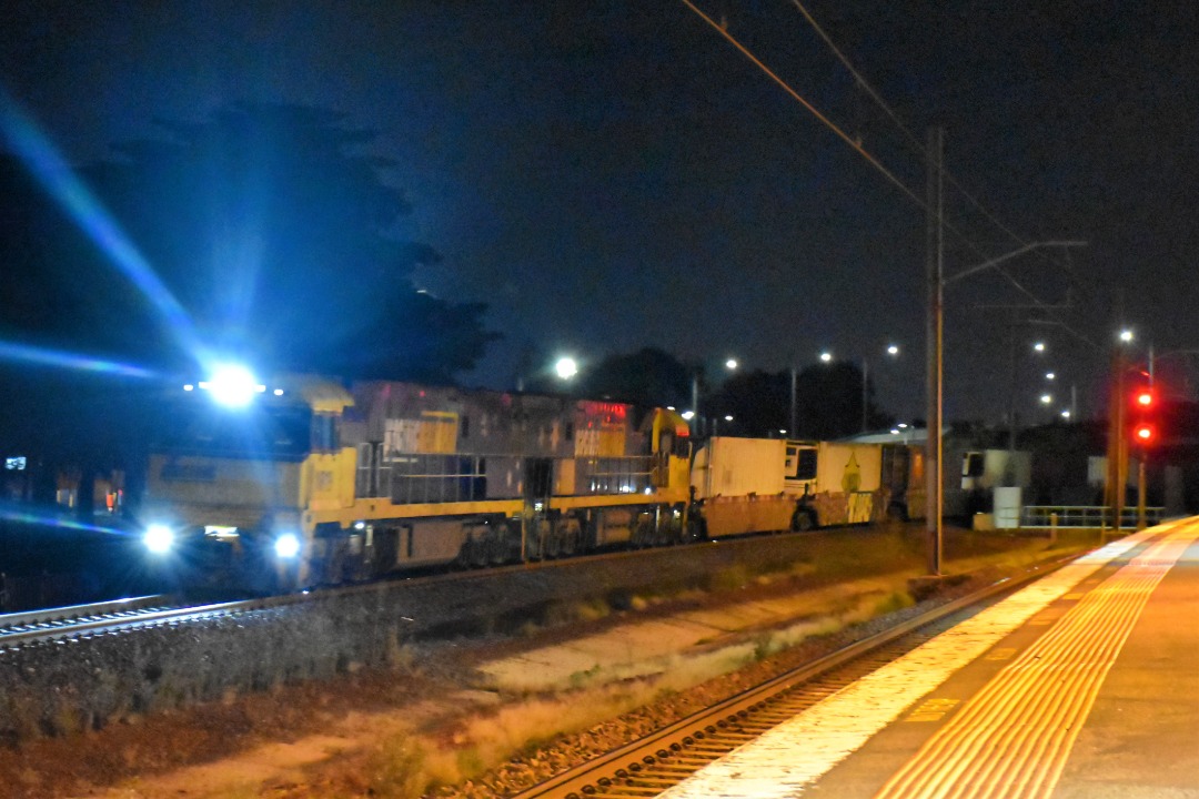 Shawn Stutsel on Train Siding: Pacific National's NR19 and NR105 thunders past Aircraft Station, Melbourne with 4MP5, Intermodal Service heading for Perth,
WA...