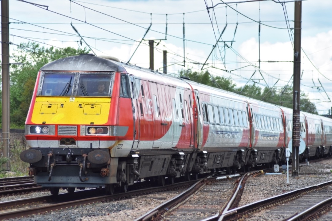 George Stephens on Train Siding: LNER 91130 is seen pushing 82213 at Darlington with set No NL13 working 5Z40 Neville Hill T&RSMD - Neville Hill T&RSMD
head back south...