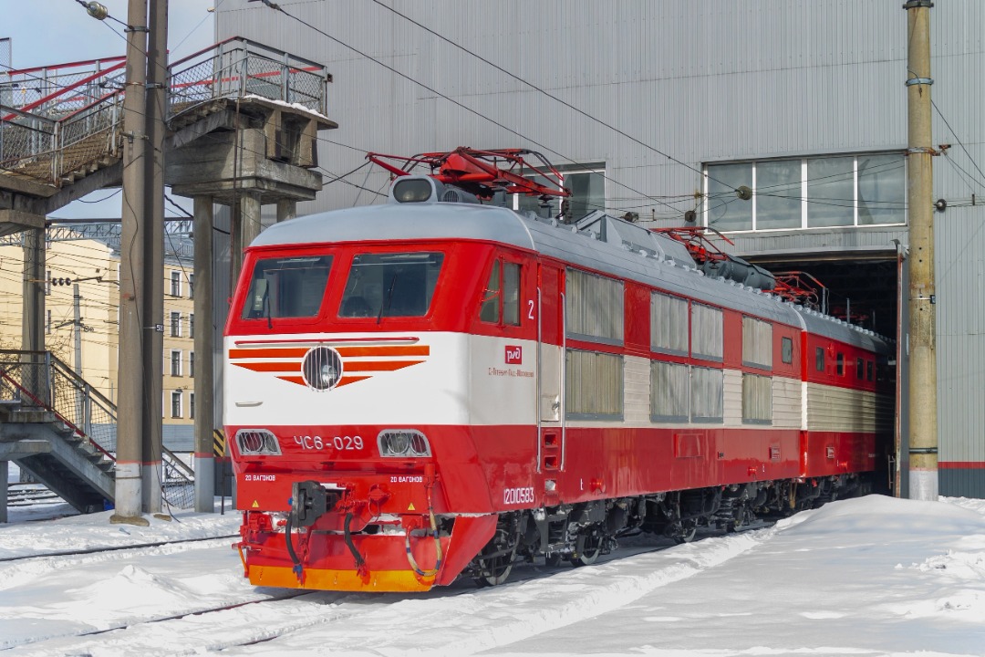 Vladislav on Train Siding: the magnificent and inimitable CHS6-029 carefully repainted by the directorate of traction of the Oktyabrskaya railway in the
historical...