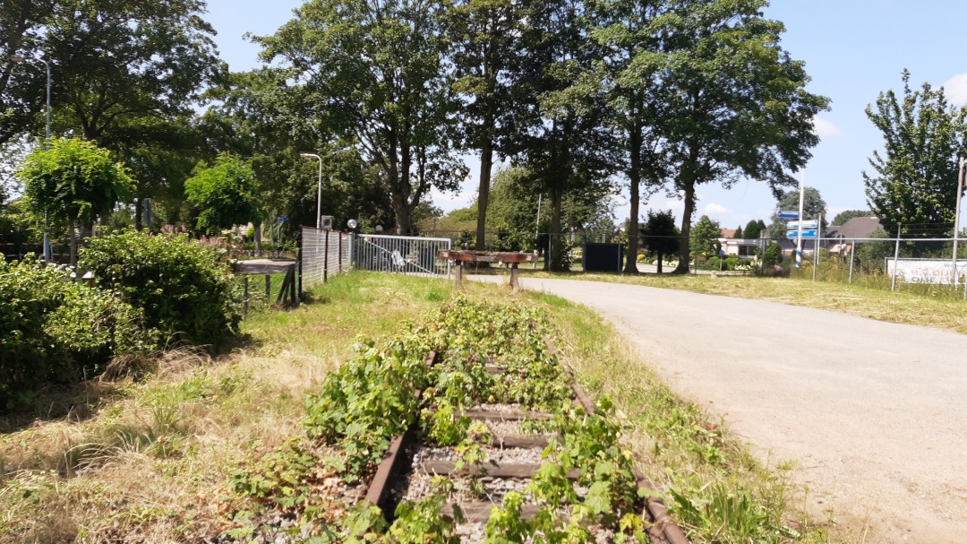 Arthur de Vries on Train Siding: Part 2 of my exploration of the old route from Kesteren to Rhenen. Right next to Kesteren station, I was excited to
unexpectedly find...