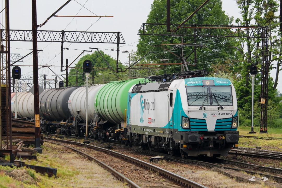 Adam L. 🇺🇦 on Train Siding: Seen in shot an original Unipetrol painted - Siemens Vectron departs Chałupki for the Czech Republic 🇨🇿 with an long
string of...