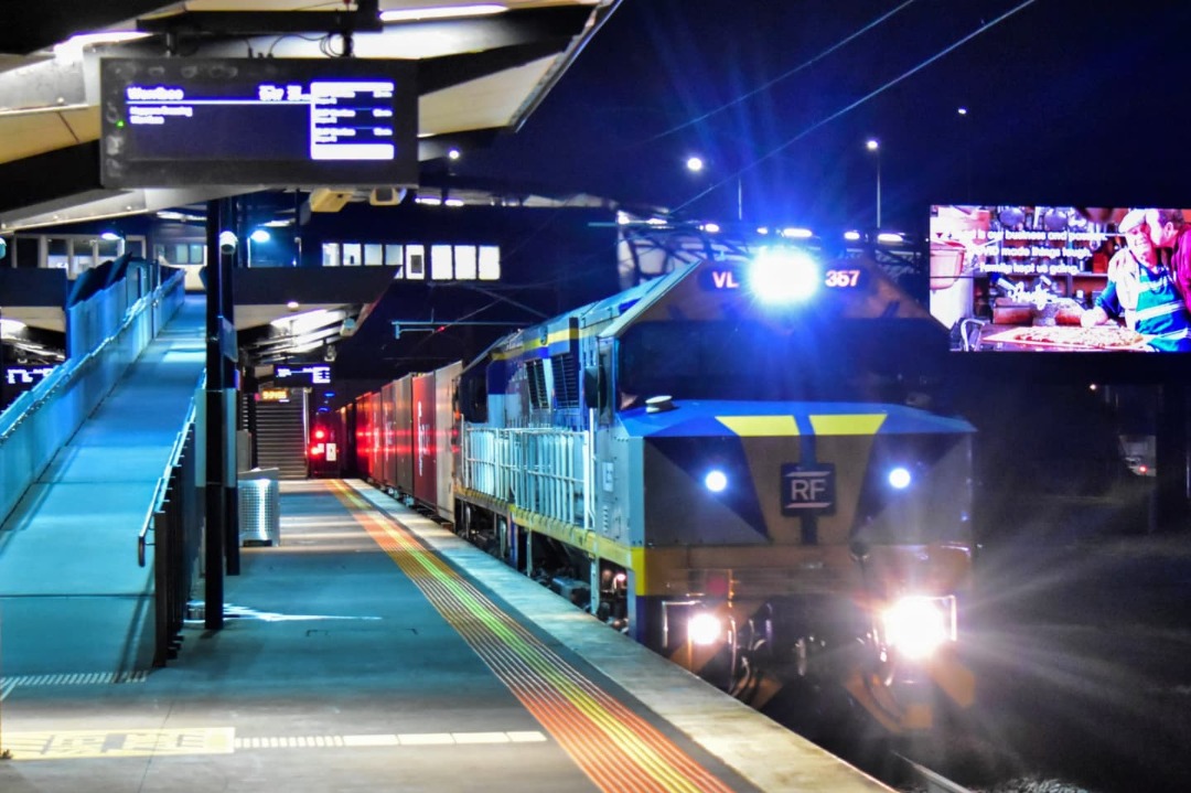 Shawn Stutsel on Train Siding: Railfirst's VL357 and VL353 trundles through Williams Landing Station, Melbourne with QUBE's Ultima, Container Service,
9173...