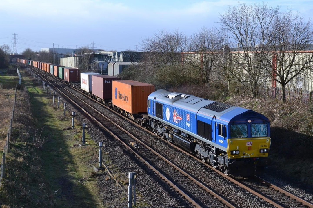 Inter City Railway Society on Train Siding: 66023 passing Barton near Burton-on-Trent with a well loaded 4E94 Southampton-Rotherham intermodal.