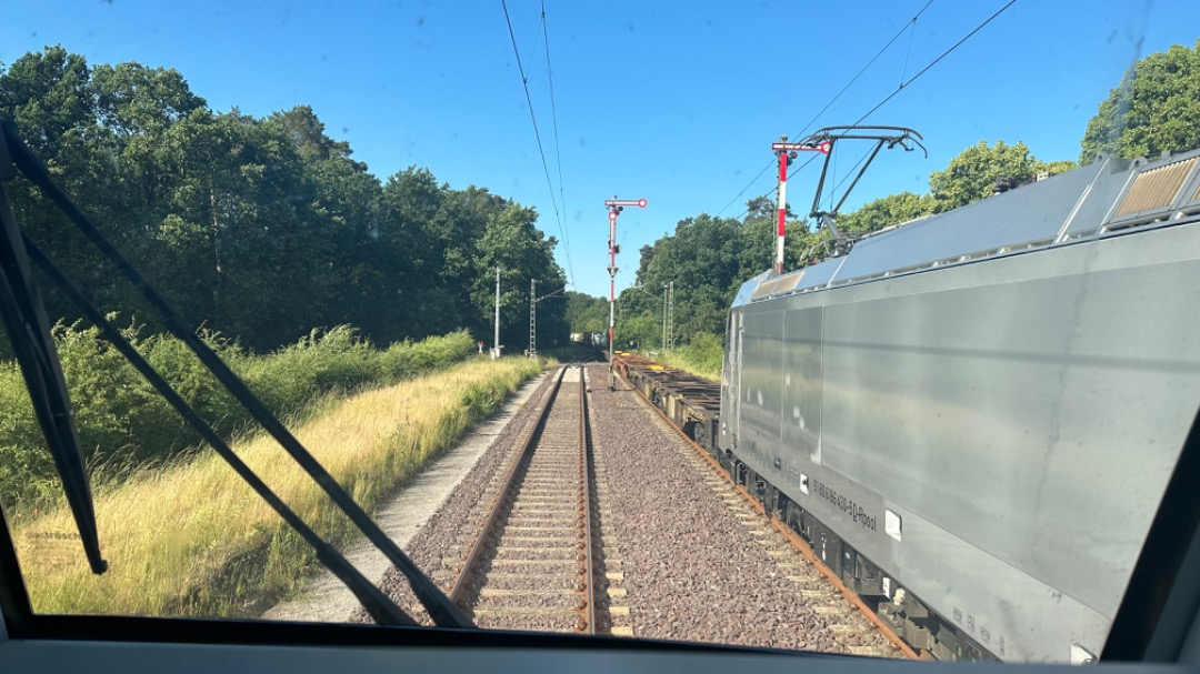 De GoederenMeester on Train Siding: Even wachten op een kruisende trein, vanwege een omleiding via de enkelsporige NATO-Bahn naar Minden.