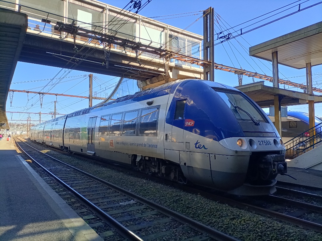 Oriana on Train Siding: La nous avons la Z27588 (AGC) en provenance de Châteauroux et au terminus de Limoges-Benedictins 💜