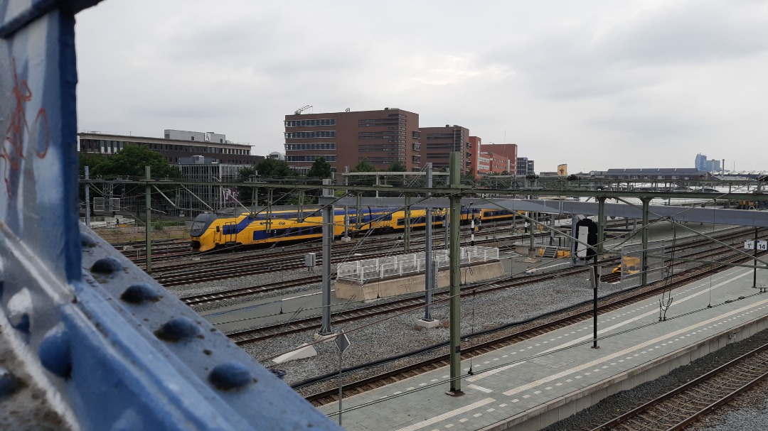 Arthur de Vries on Train Siding: #trainspotting and looking at track construction works from the foot bridge near the station in Zwolle.