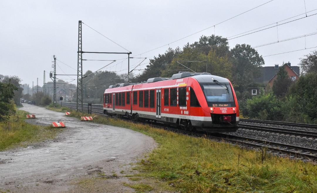 NL Rail on Train Siding: DB Regio Lint 648 462 is kort voor de foto vertrokken van station Owschlag als RE 74 uit Husum naar Kiel Hbf.