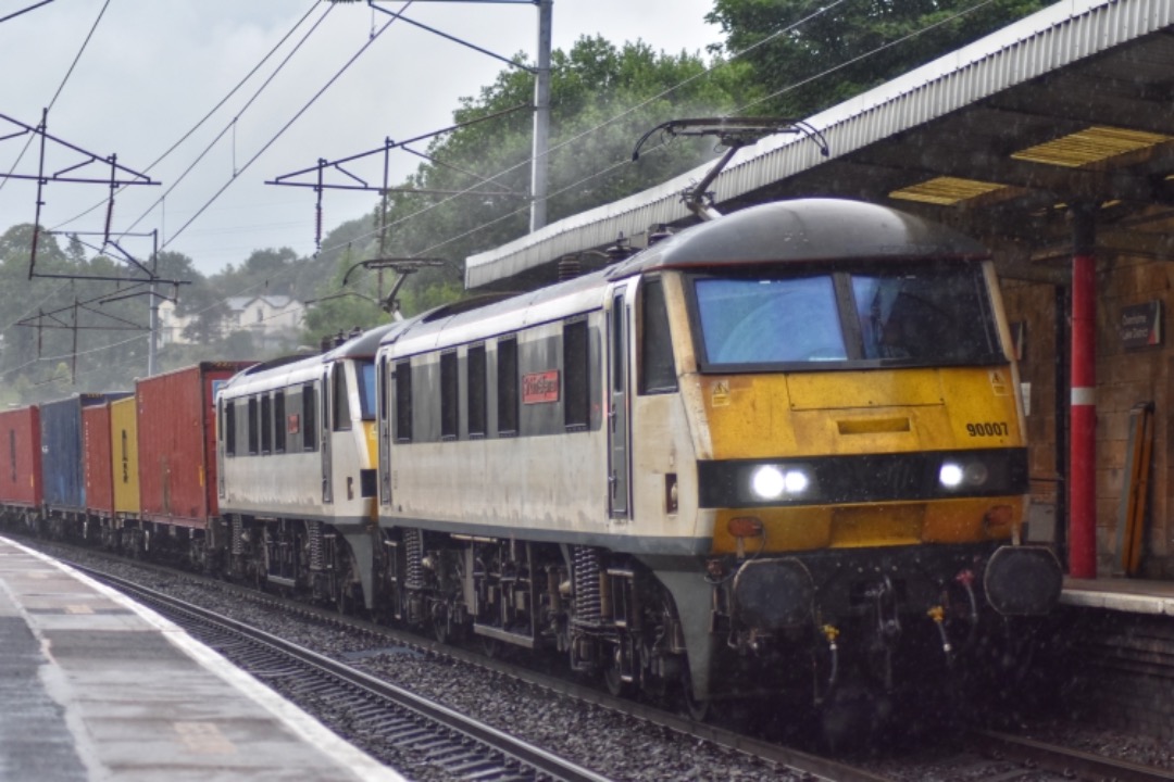 George Stephens on Train Siding: Freightliner 90006 + 90007 passing through Oxenholme Lake District in a thunderstorm working 4M80 Coatbridge Freightliner
Terminal -...