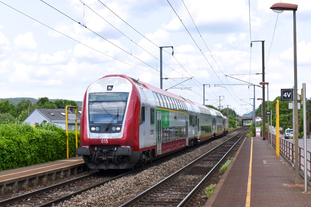 NL Rail on Train Siding: CFL Dosto stam 015 en loc 4019 komen door station Heisdorf gereden als RE 462 naar Luxemburg, Bettembourg en Rodange.