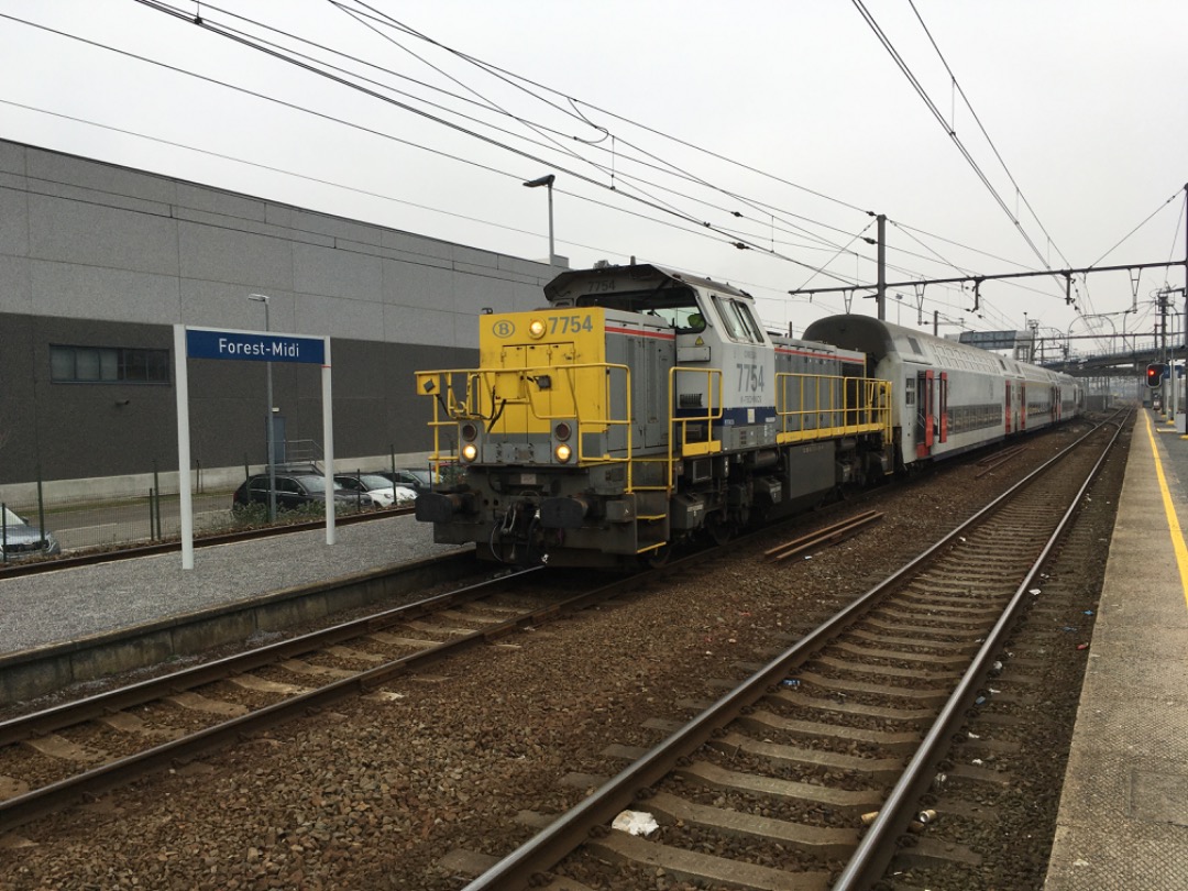 Joran on Train Siding: Locomotief 7754 sleepte dubbeldekkerrijtuigen in Vorst Zuid. En Forest Midi is Vorst Zuid in het Frans.