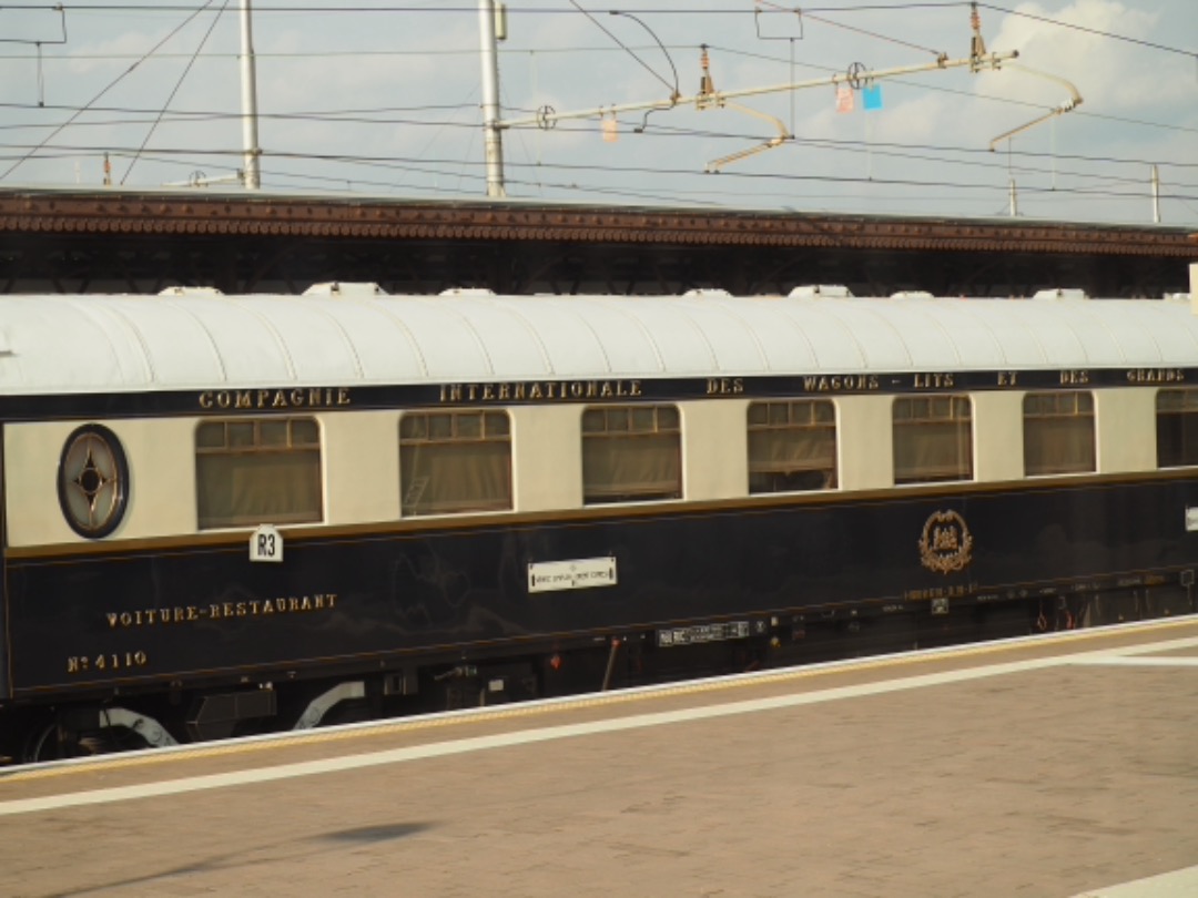 roeland_bouricius on Train Siding: De EC Bologna-München rijdt station Verona aan de westzijde binnen en rijdt er aan dezelfde kant weer uit. De trein
staat een...