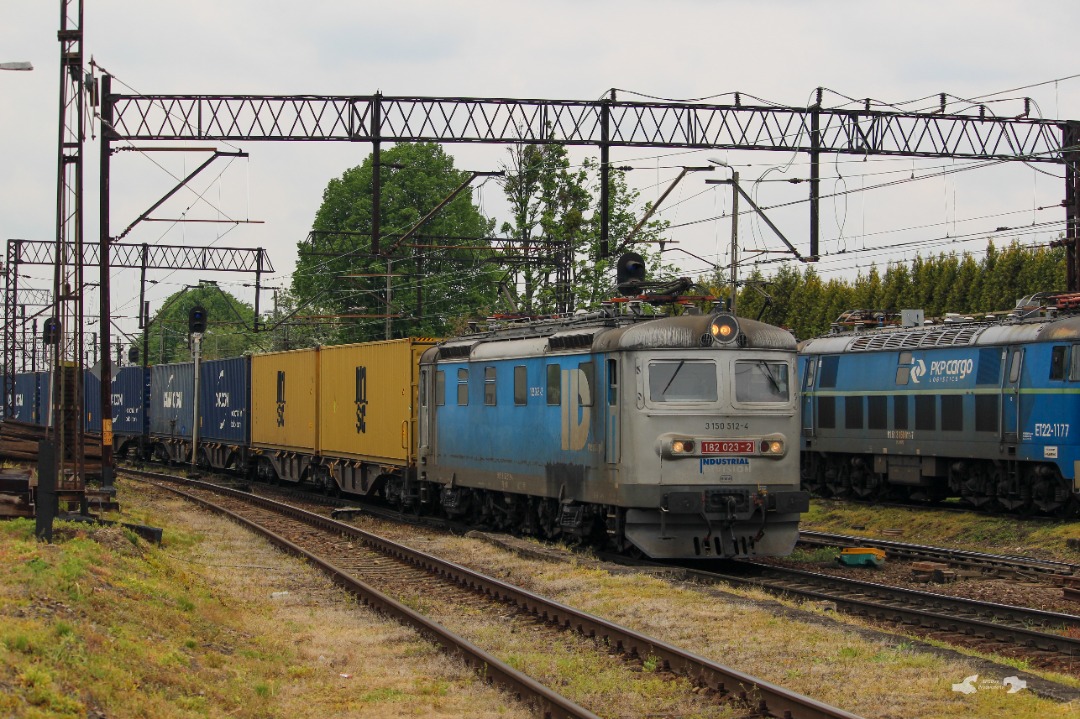 Adam L. 🇺🇦 on Train Siding: Another Škoda 182 "Sestikolak" Class electric owned by Industrial Division departs Chałupki with an loaded
intermodal train bound...