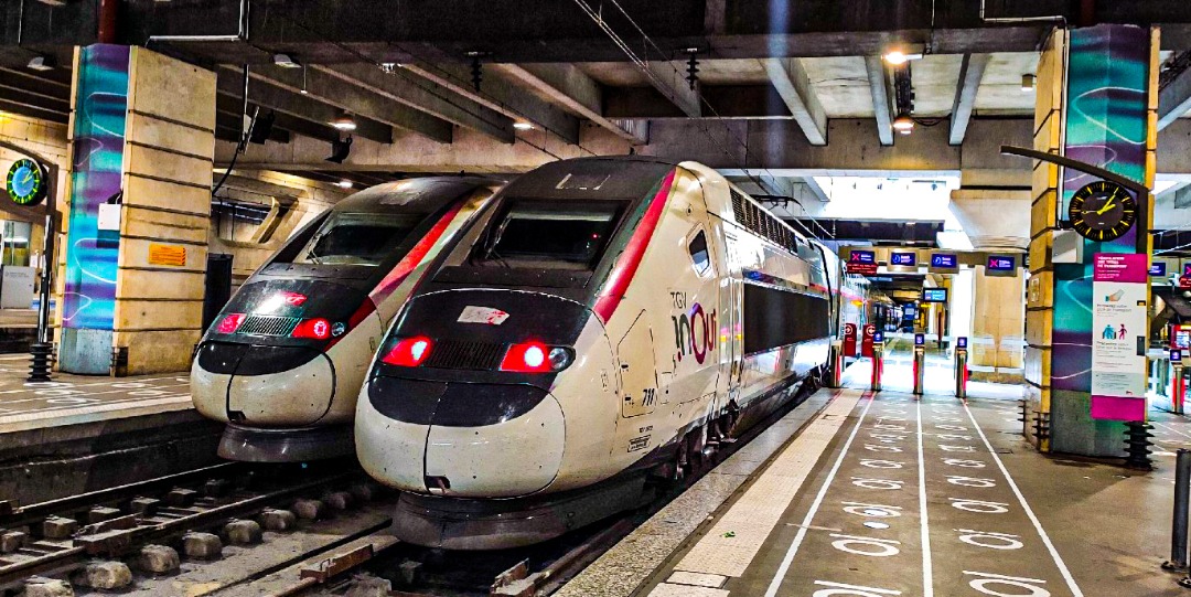 Passion TGV on Train Siding: TGV Duplex Dasye N°711 et Euroduplex 3UFC N°840 à Paris Montparnasse. #highspeedtrain #photo #train #emu #tgvduplex