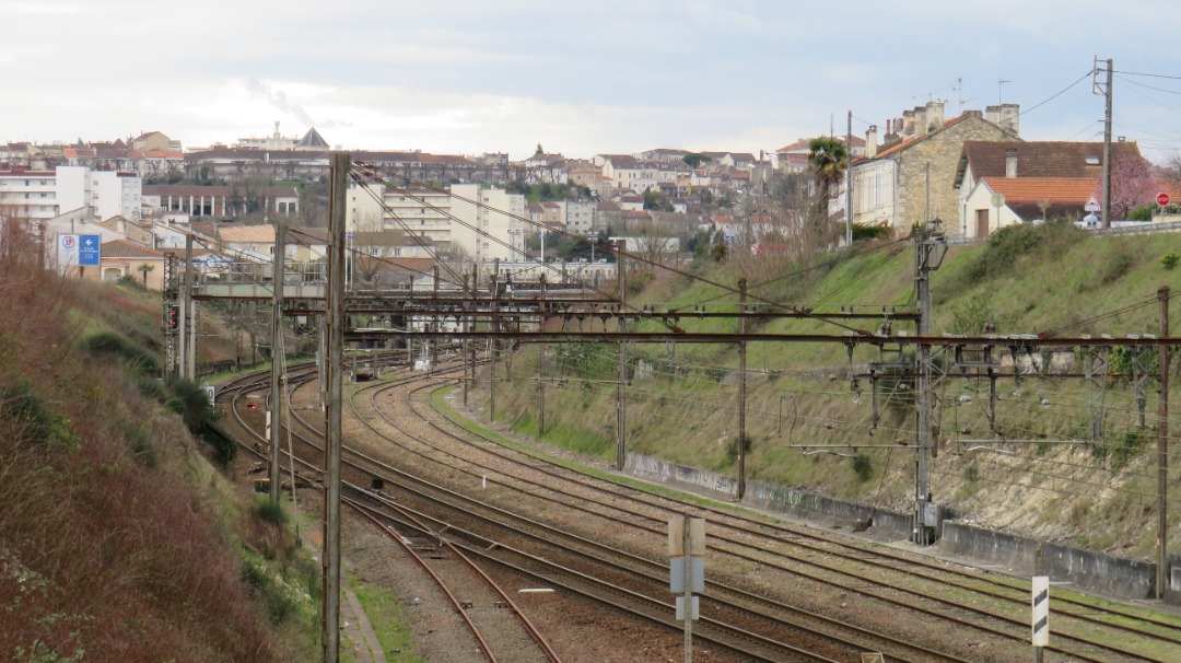 Oriana on Train Siding: Ici la bifurcation de la ligne de Limoges-Benedictins/Montjovis a Angoulême et a droite la ligne de Paris-Austerlitz a...